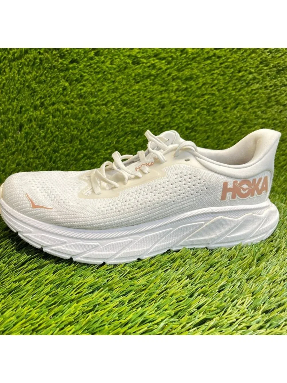 Hoka One One Arahi 7 Womens Size 7.5 White Gold Athletic Running Shoes Sneakers